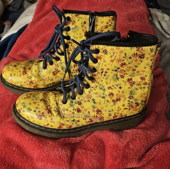 Dr. Martens Delaney Youth Black Yellow Leather Flowers Boots Size US 3 - Picture 1 of 10